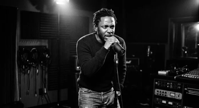 98e13ea5-5d12-427d-8d3a-c1f7c3b4 Ilustrasi - Kendrick Lamar dalam sesi rekaman intens, mencerminkan kedalaman lirik dan emosi yang terkandung dalam lagu 'Not Like Us'.