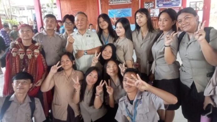 IMG-20260911-WA0036-768x432 Wamen HAM Mugiyanto kunjungi SMAN 4 Manado pantau distribusi MBG