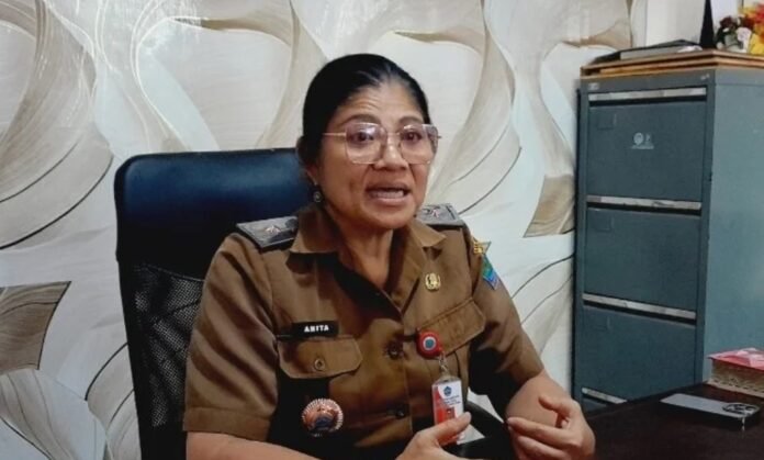 Kepala Dinas Dukcapil Minut, Anita Enoch, memberi klarifikasi ke sejumlah media periihal keributan di MPP Kepala Dinas Dukcapil Minut, Anita Enoch, memberi klarifikasi ke sejumlah media periihal keributan di MPP
