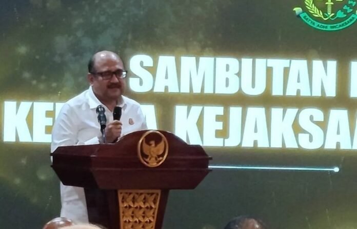 Kepala Kejaksaan Tinggi Papua Jefferdian memberikan sambutan Kepala Kejaksaan Tinggi Papua Jefferdian memberikan sambutan