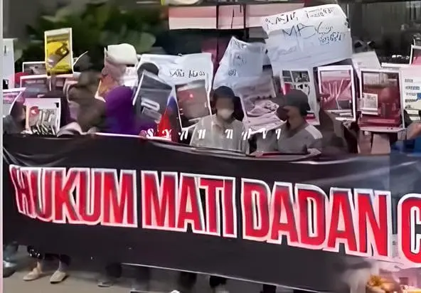 Massa demo di Kejaksaan Agung tuntut hukuman mati pelaku korupsi MBG Massa demo di Kejaksaan Agung tuntut hukuman mati pelaku korupsi MBG