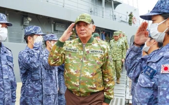 Menteri Pertahanan RI Sjafrie Sjamsoeddin saat mengunjungi kapal Japan Maritime Self-Defense Force (JMSDF) JS Kunisaki Menteri Pertahanan RI Sjafrie Sjamsoeddin saat mengunjungi kapal Japan Maritime Self-Defense Force (JMSDF) JS Kunisaki