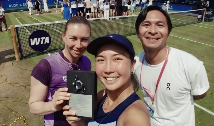 Screenshot 2026-09-09 002022 pelatih Aldila Sutjiadi, Christopher Rungkat, berfoto bersama petenis Indonesia Aldila Sutjiadi bersama petenis Rusia Vera Zvonareva