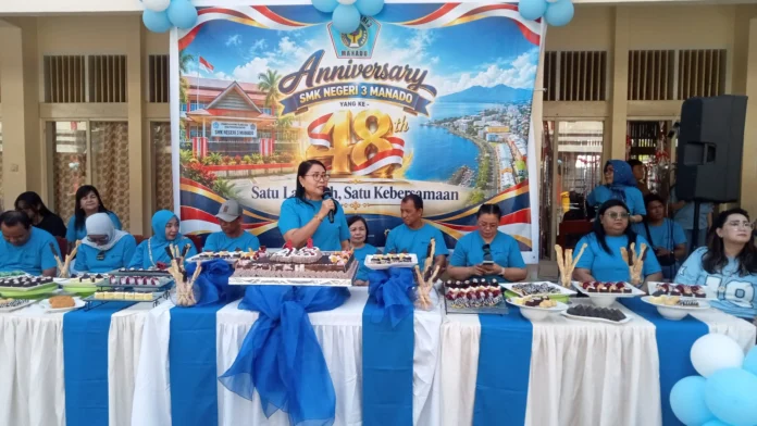 Kepala SMKN 3 Manado terharu kue HUT ke-48 buatan alumni chef hotel