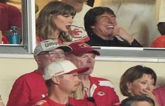images (8) Momen mesra Taylor Swift dan Travis Kelce di pertandingan NFL, mencerminkan kisah cinta yang menjadi inspirasi pasangan muda di 2026