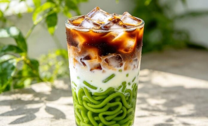 Es cendol Segelas es cendol dengan lapisan santan dan gula aren, minuman tradisional yang tetap digemari lintas generasi.