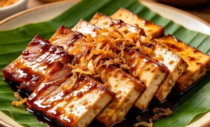 Tahu Tempe Bacem Tahu dan tempe bacem berwarna cokelat mengilap, lauk manis gurih khas Jawa yang meresap sempurna